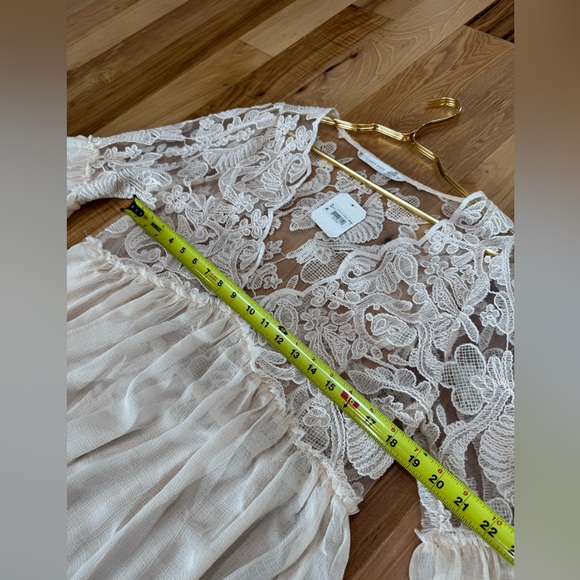 Altered State - NWT Elegant Lace V-Neck Top in Cream XL - Picture 9 of 9
